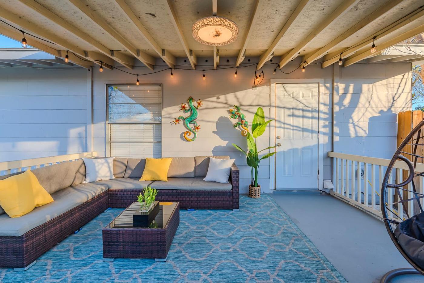 Game Room, Pool & Fire Pit At The Medical Center San Antonio Luaran gambar